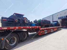 1200*1200雙齒輥破碎機(jī)，兩臺(tái)900*900軌道移動(dòng)雙齒輥破碎機(jī)發(fā)往云南