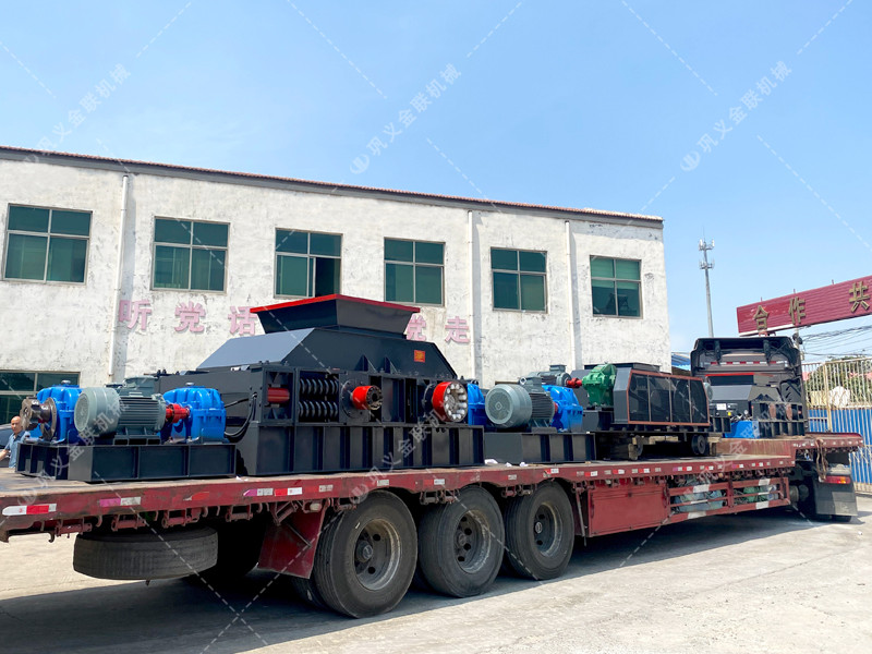 1200*1200雙齒輥破碎機(jī)，兩臺(tái)900*900軌道移動(dòng)雙齒輥破碎機(jī)發(fā)往云南