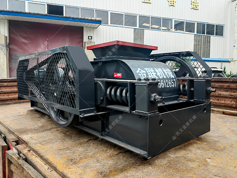 2PG400x400小型對(duì)輥破碎機(jī)發(fā)往福建泉州破碎瓜子石